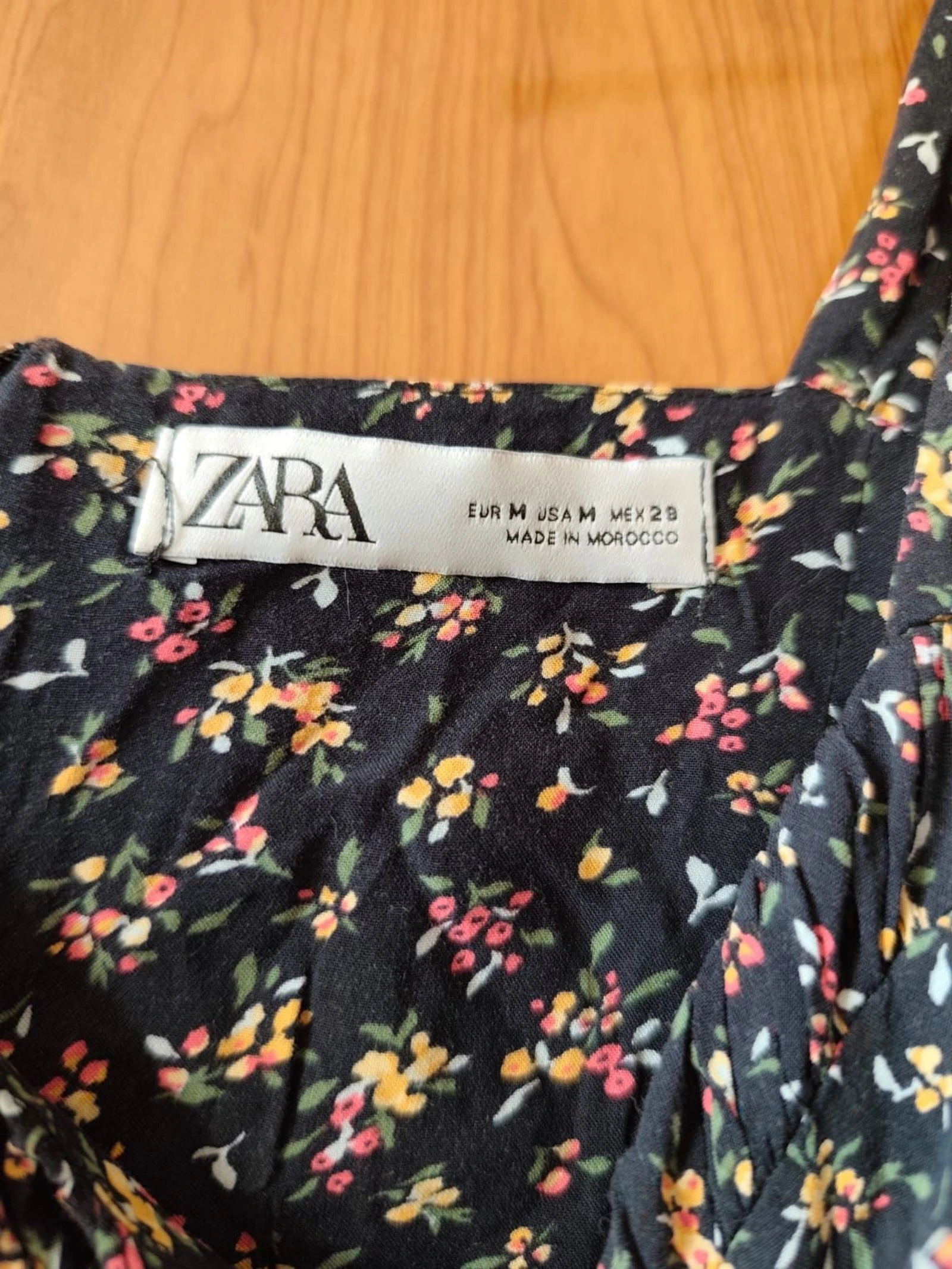 Zara – Vestido midi floral, escote smock, talla M – photo 3